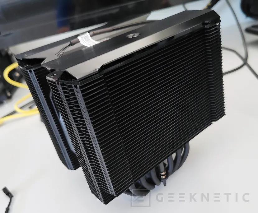Geeknetic Cooler Master MASTERAIR MA824 STEALTH Review 2