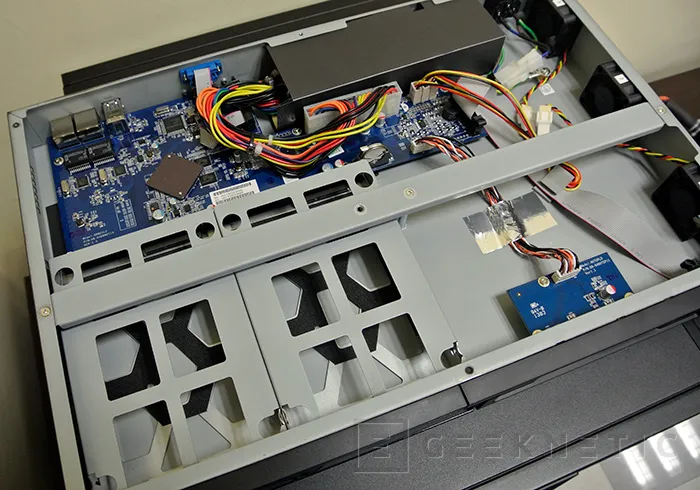 Geeknetic Synology Rackstation RS214 6