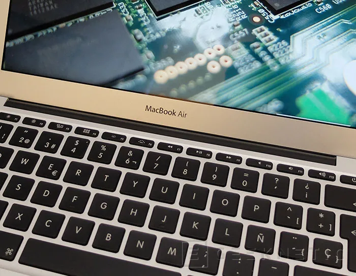 Geeknetic Apple Macbook Air 11” Early 2014 7