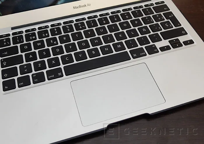 Geeknetic Apple Macbook Air 11” Early 2014 5