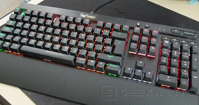 Geeknetic Corsair K70 RGB Gaming Mechanical Keyboard 3