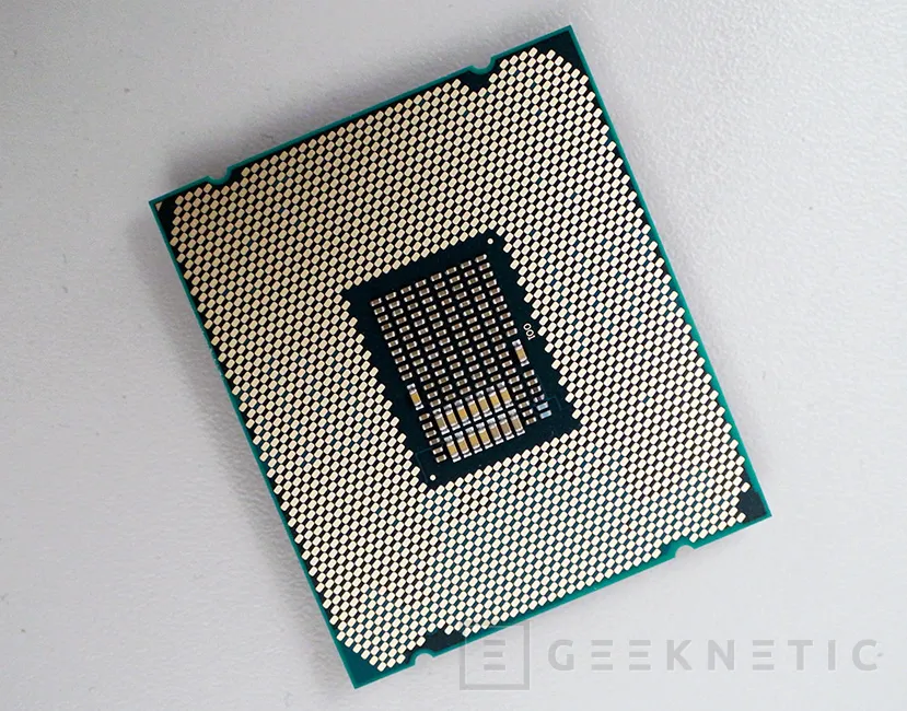 Geeknetic Intel Core i9-7900X SkyLake-X 3