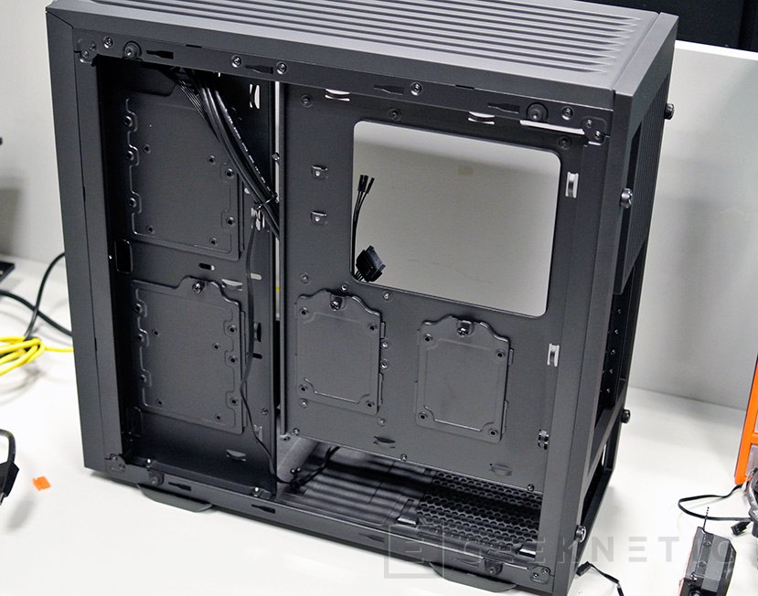 Chasis ATX EVGA DG-77 [Análisis Completo en Español]