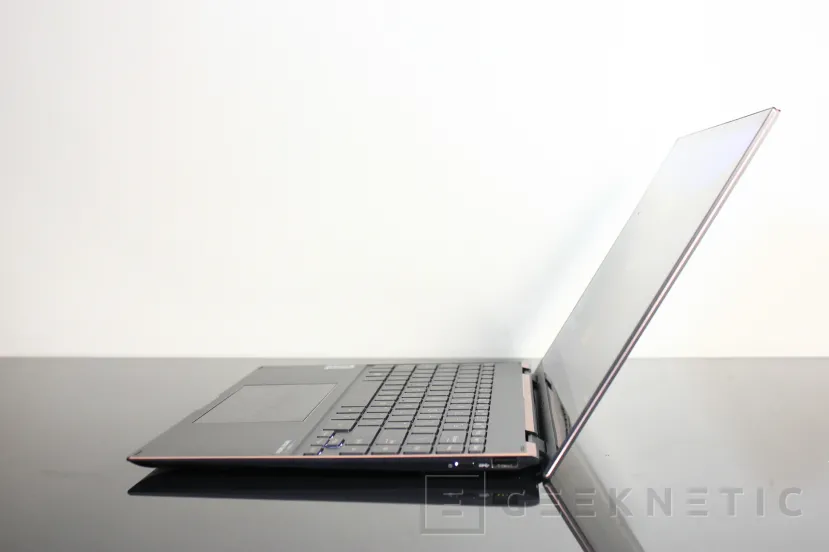 Geeknetic ASUS ZenBook Flip S UX371EA 6