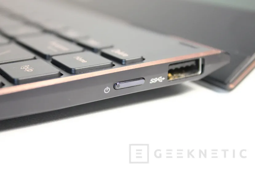 Geeknetic ASUS ZenBook Flip S UX371EA 4