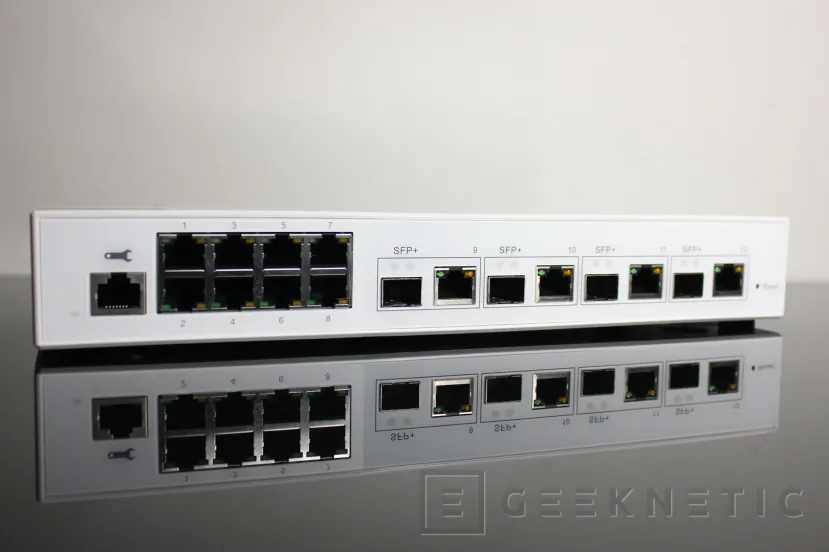 Geeknetic QNAP QSW-M408-4C Switch 10 GbE Review 9