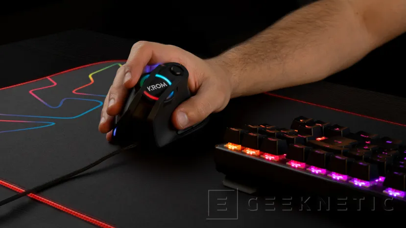 Geeknetic Krom KAOX, un ratón gaming ergonómico en formato vertical con iluminación RGB 3
