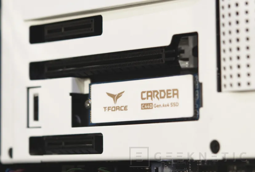 Geeknetic Los SSD PCIe 4.0 TeamGroup T-Force Cardea C440 ofrecen  disipador de aleación cerámica 5.000 MB/s 1