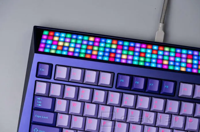 Geeknetic El teclado mecánico Cyberboard incorpora un majestuoso panel de 200 LEDs donde configurar efectos y animaciones 3