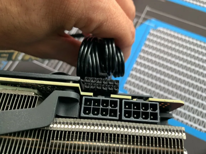 Geeknetic  Nuevas fotos revelan el tamaño real del conector de 12 pines de las NVIDIA Ampere 3