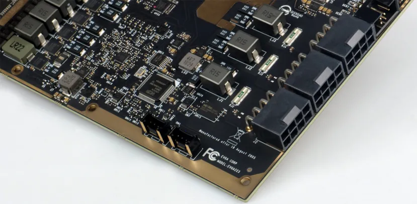 Geeknetic Aparecen fotografías de la EVGA RTX 3090 K|NGP|N: 3 conectores de 8 pines PCIe y posiblemente radiador triple 2