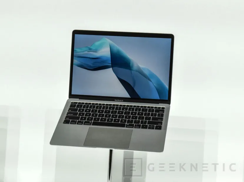 Geeknetic Apple estaría considerando lanzar un Macbook Air aún más fino y ligero con Magsafe 1