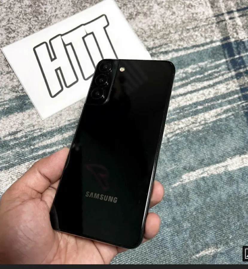 Geeknetic Filtrada la primera fotografía del Samsung Galaxy S22 con una trasera negra muy brillante 1