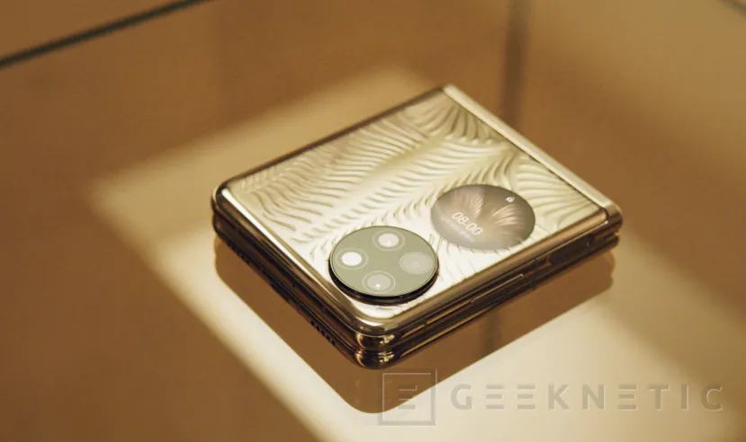 Geeknetic Primeras imágenes oficiales del Huawei P50 Pocket con diseño plegable y pantalla trasera circular 1