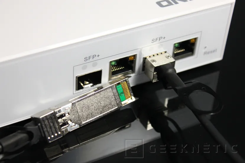 Geeknetic QNAP QSW-M2108-2C Switch Review con 2,5GbE y 10GbE 20