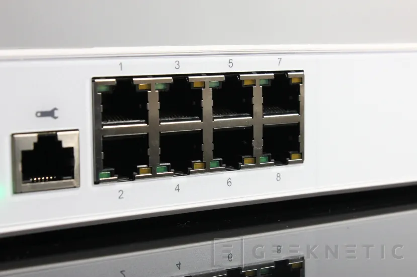 Geeknetic QNAP QSW-M2108-2C Switch Review con 2,5GbE y 10GbE 3
