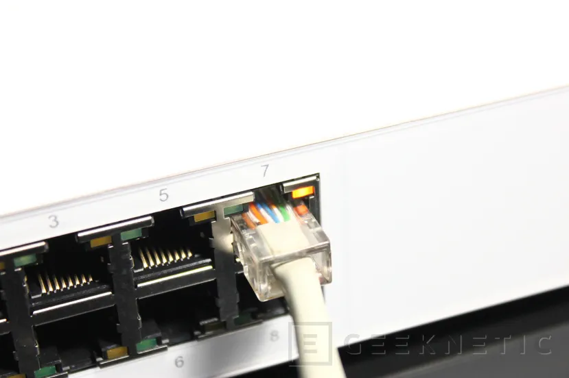 Geeknetic QNAP QSW-M2108-2C Switch Review con 2,5GbE y 10GbE 22