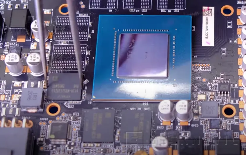 Geeknetic Un modder crea una RTX 3070 de 16 GB sustituyendo los chips de memoria GDDR6 1