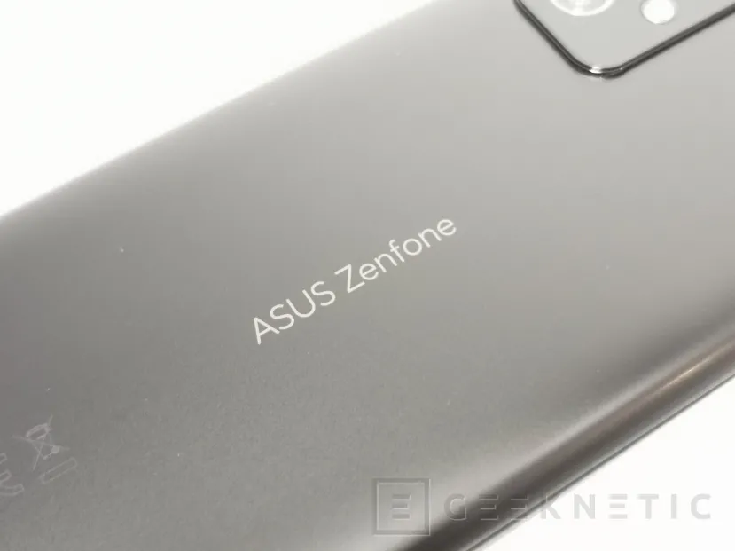 Geeknetic ASUS Zenfone 8 Review 1