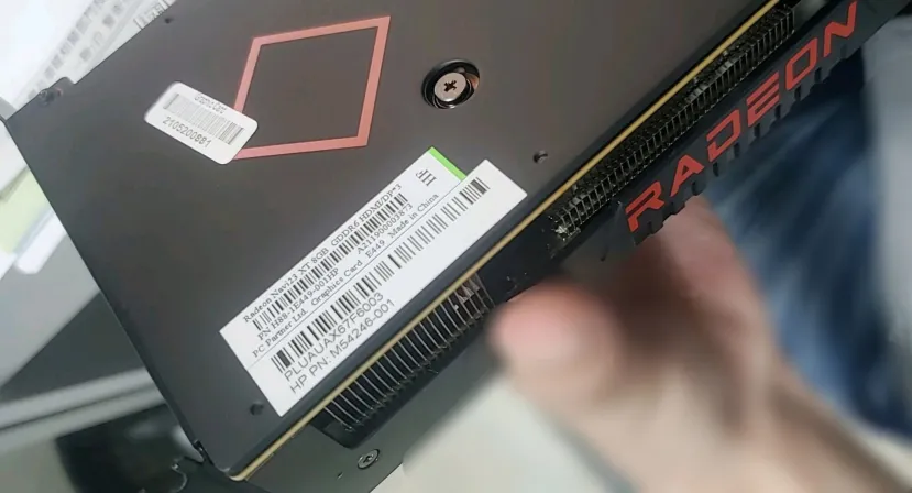 Geeknetic Vista la fotografía de una tarjeta AMD Radeon Navi 23 XT con 8 GB de VRAM que corresponde con la RX 6600 XT 1