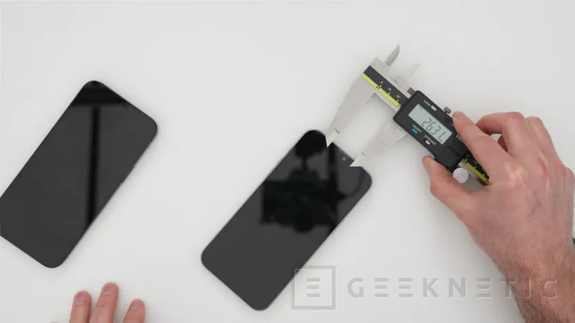 Geeknetic Una maqueta del iPhone 13 Pro Max confirma un notch más pequeño y mayor tamaño de las cámaras traseras 2