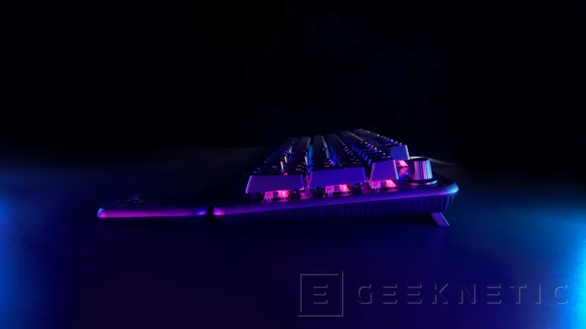 Geeknetic Nuevos teclados Roccat Magma de membrana y Pyro con interruptores mecánicos rojos TTC 6