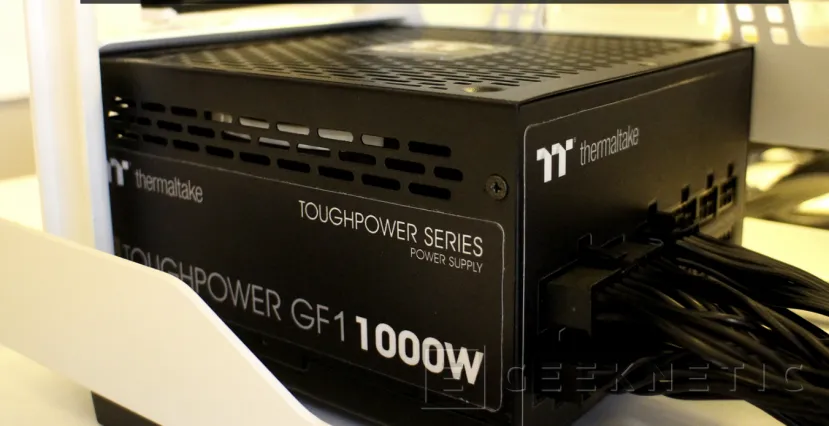 Geeknetic Thermaltake lanza sus fuentes modulares Toughpower GF1 1000/1200W con 80PLUS Gold 1