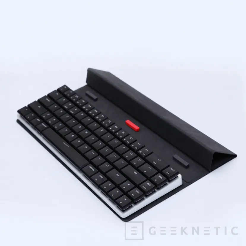 El Epomaker NT68 es un pequeño teclado mecánico, con RGB, inalámbrico y  magnético para ser adherido a portátiles