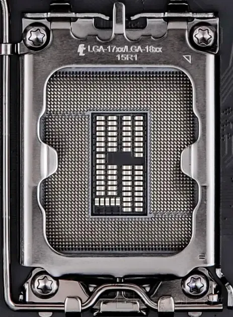 Geeknetic Aparece una fotografía del socket LGA1700 de los Intel Alder Lake con un sistema más pequeño de sujeción 1