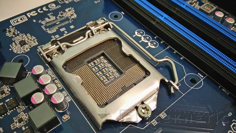 Geeknetic Aparece una fotografía del socket LGA1700 de los Intel Alder Lake con un sistema más pequeño de sujeción 2