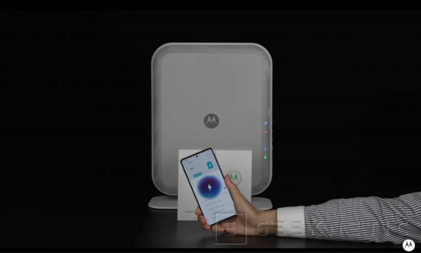 Geeknetic Motorola presenta los avances en su estación de carga a distancia para 4 móviles situados hasta a 3 metros 2