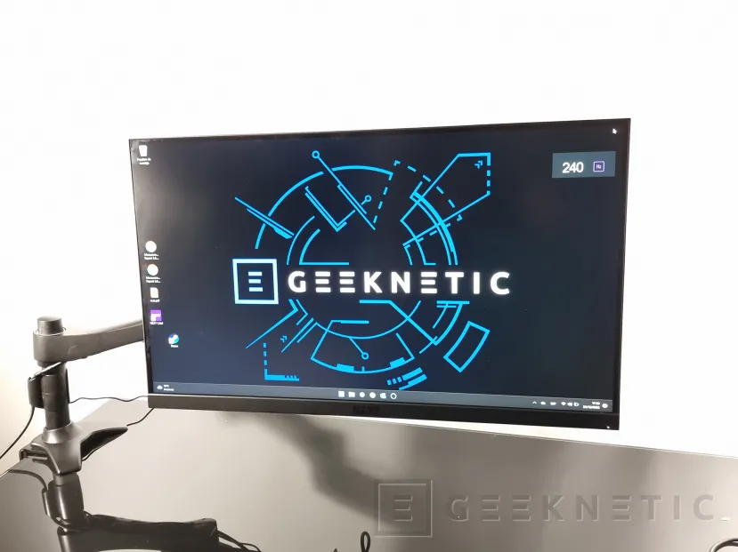 Geeknetic NZXT Canvas 27F Review con Brazo para Monitor 46