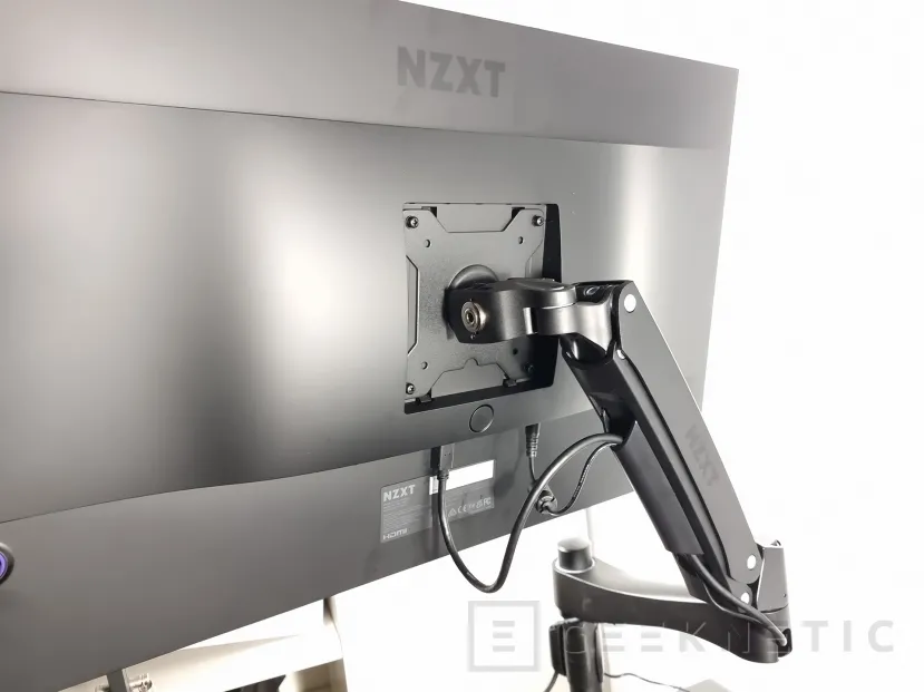 Geeknetic NZXT Canvas 27F Review con Brazo para Monitor 18