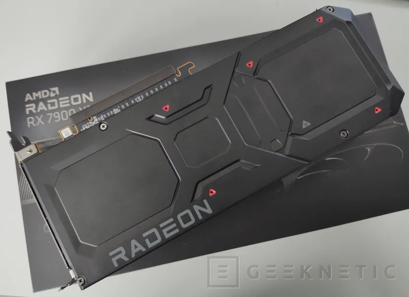Geeknetic AMD Radeon 7900 XTX vs 7900 XT: Unboxing e prime immagini nel nostro laboratorio 10