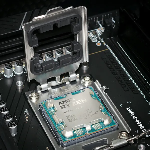 Geeknetic Aqua Computer lanza un protector de goma flexible para aplicar pasta térmica en los nuevos AMD Ryzen 7000 Series 2