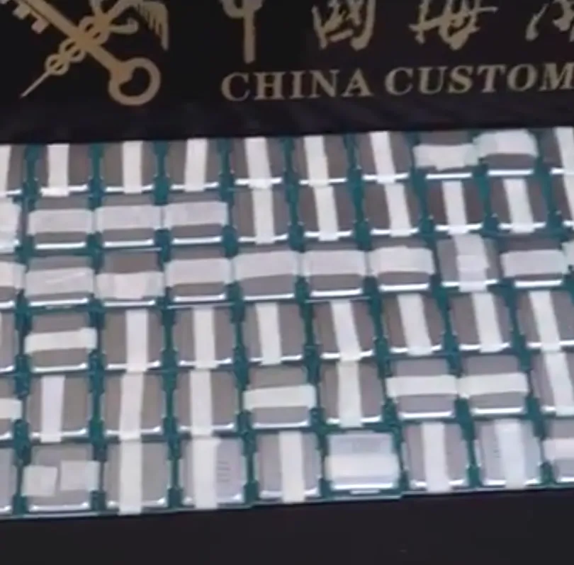 Geeknetic Las aduanas de China pillan a un hombre con 160 CPUs Intel de 11 y 12 gen y 16 teléfonos plegables pegados a su cuerpo 1