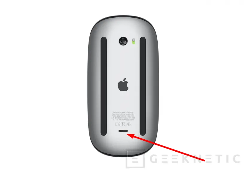 Geeknetic El nuevo Magic Mouse de Apple se pasa al color negro, pero sigue siendo inutilizable durante la carga 3