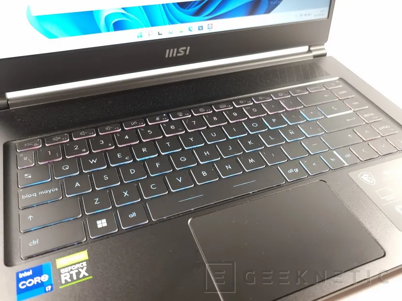 Geeknetic MSI Stealth 15M B12UE Review con Core i7-1280P 9