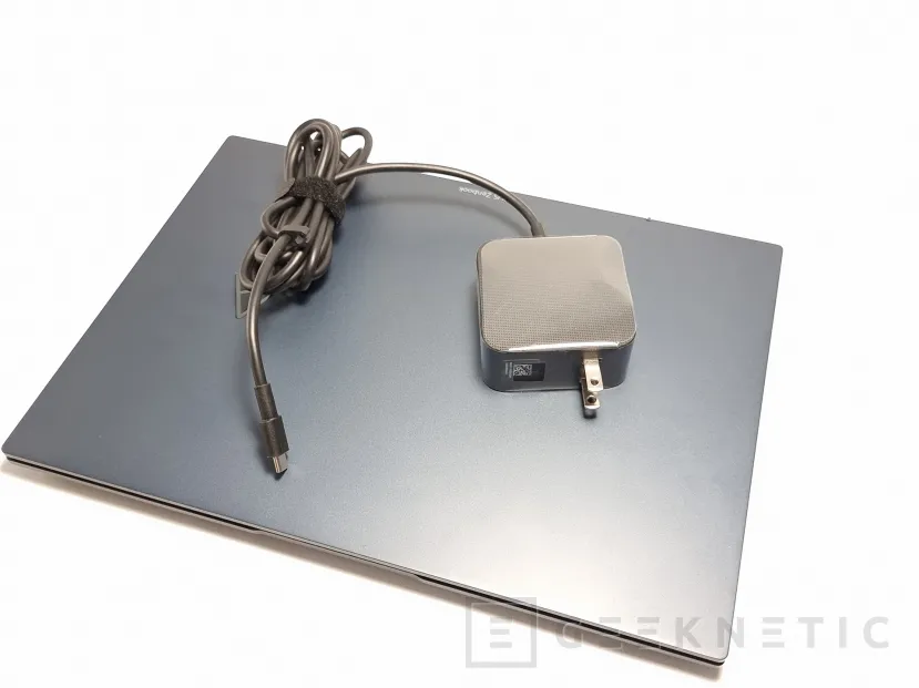 Geeknetic ASUS ZenBook S 13 OLED Review con AMD Ryzen 7 6800U 25