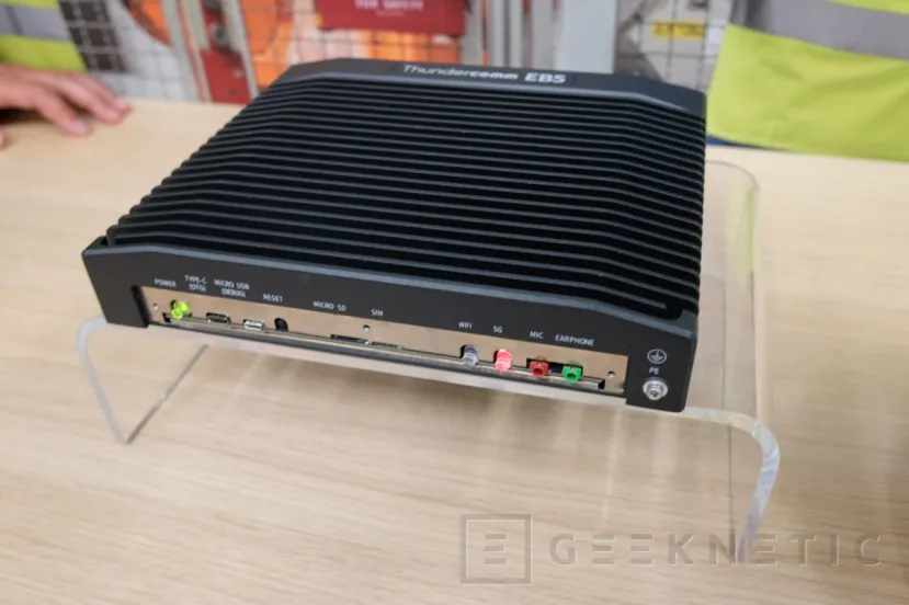 Geeknetic Qualcomm muestra su plataforma de Edge Computing dentro del Thundercomm EB5 1