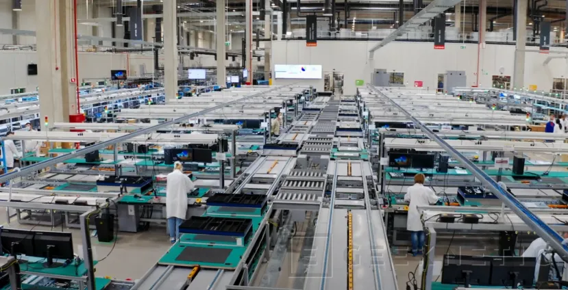 Geeknetic Lenovo inaugura su primera fábrica en Europa 1