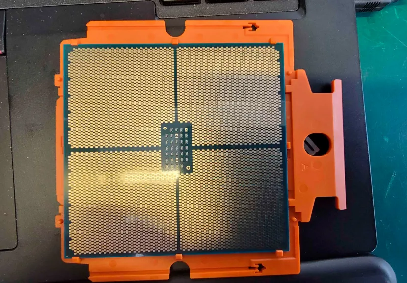 Geeknetic Nuevas fotos de los AMD EPYC Genoa dejan ver su enorme tamaño, el socket y el disipador de calor 1