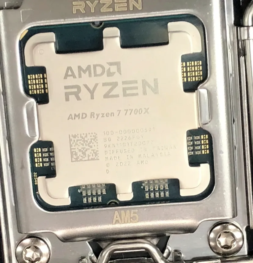 Geeknetic El AMD Ryzen 7 7700X posa para las cámaras con el nuevo socket AM5 1