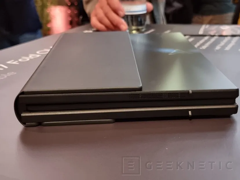 Geeknetic El ASUS Zenbook 17 Fold OLED  con pantalla plegable llegará el último trimestre del año por 3.999 euros 8