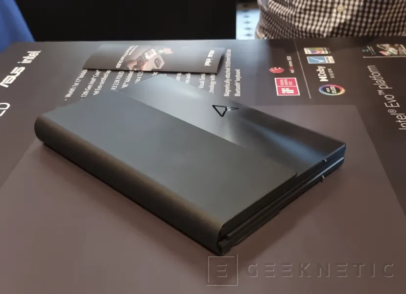 Geeknetic El ASUS Zenbook 17 Fold OLED  con pantalla plegable llegará el último trimestre del año por 3.999 euros 7
