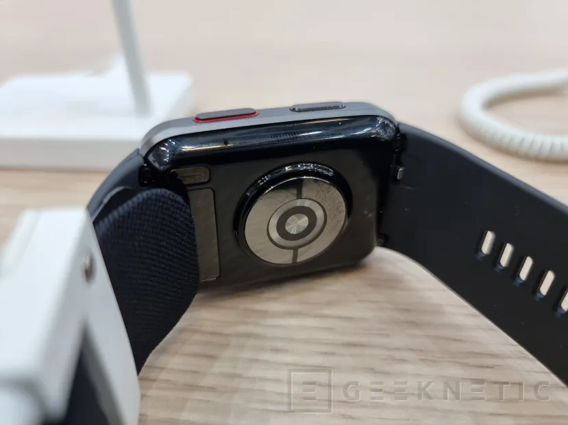 Geeknetic El Huawei Watch D es capaz de medir la presión sanguínea con una pequeña bomba de presión 5