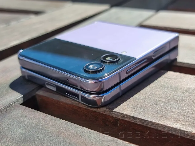 Geeknetic Samsung Galaxy Z Flip4 12
