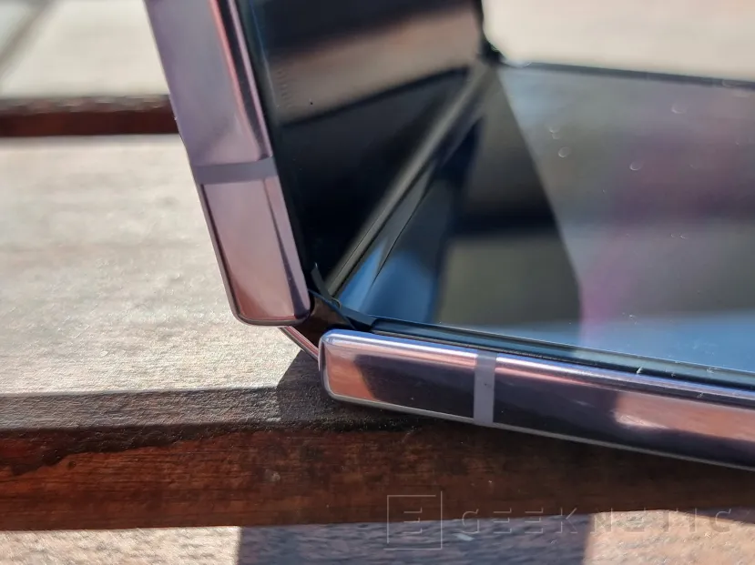 Geeknetic Samsung Galaxy Z Flip4 5