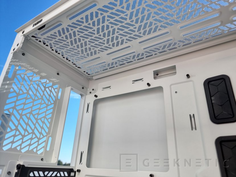 Geeknetic Cooler Master MasterBox 520 Mesh White Review 10