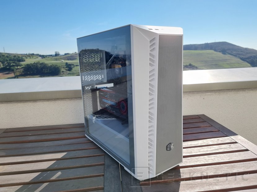 Geeknetic Cooler Master MasterBox 520 Mesh White Review 3